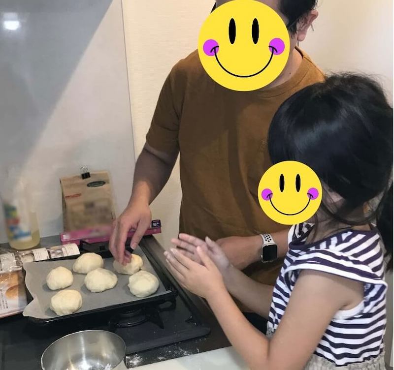 パン作りをしている親子