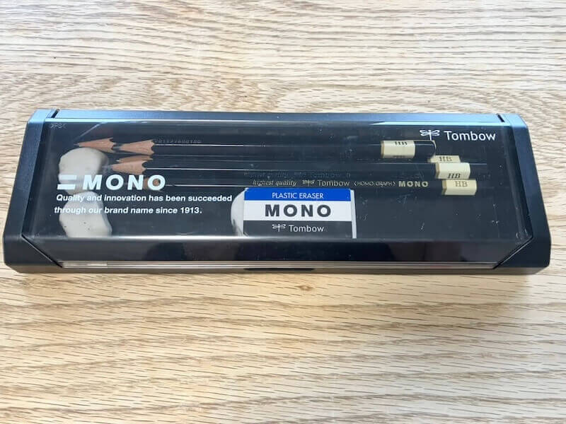 HBの鉛筆と消しゴム